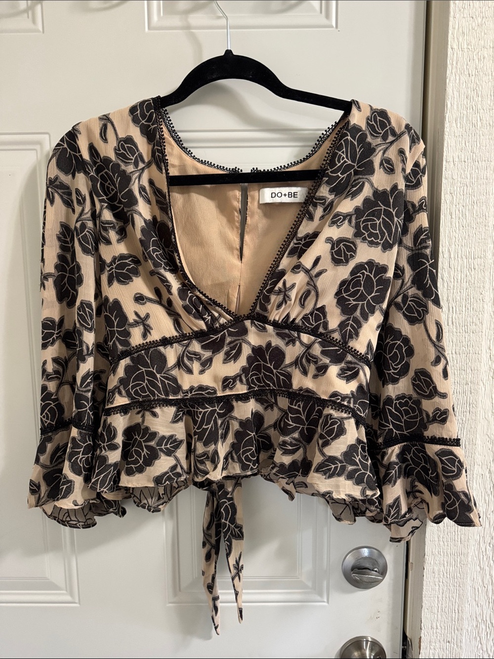 DO+BE Beige and Black Floral Tie-Front V-Neck Blouse